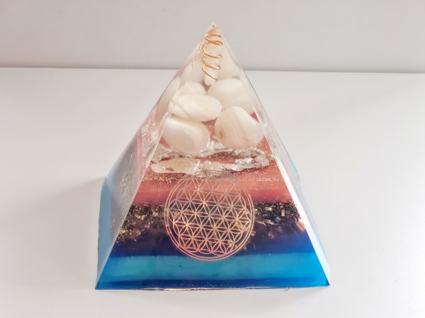 Orgonite pyramide jade blanche rose bleue